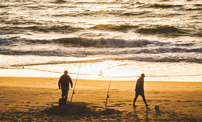 Pêche sur plage en Bretagne à Plouescat.jpg