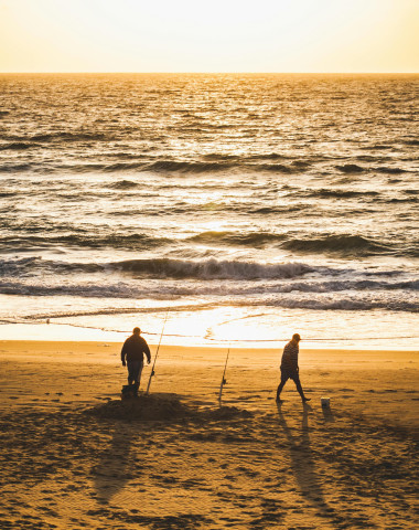 Pêche sur plage en Bretagne à Plouescat.jpg