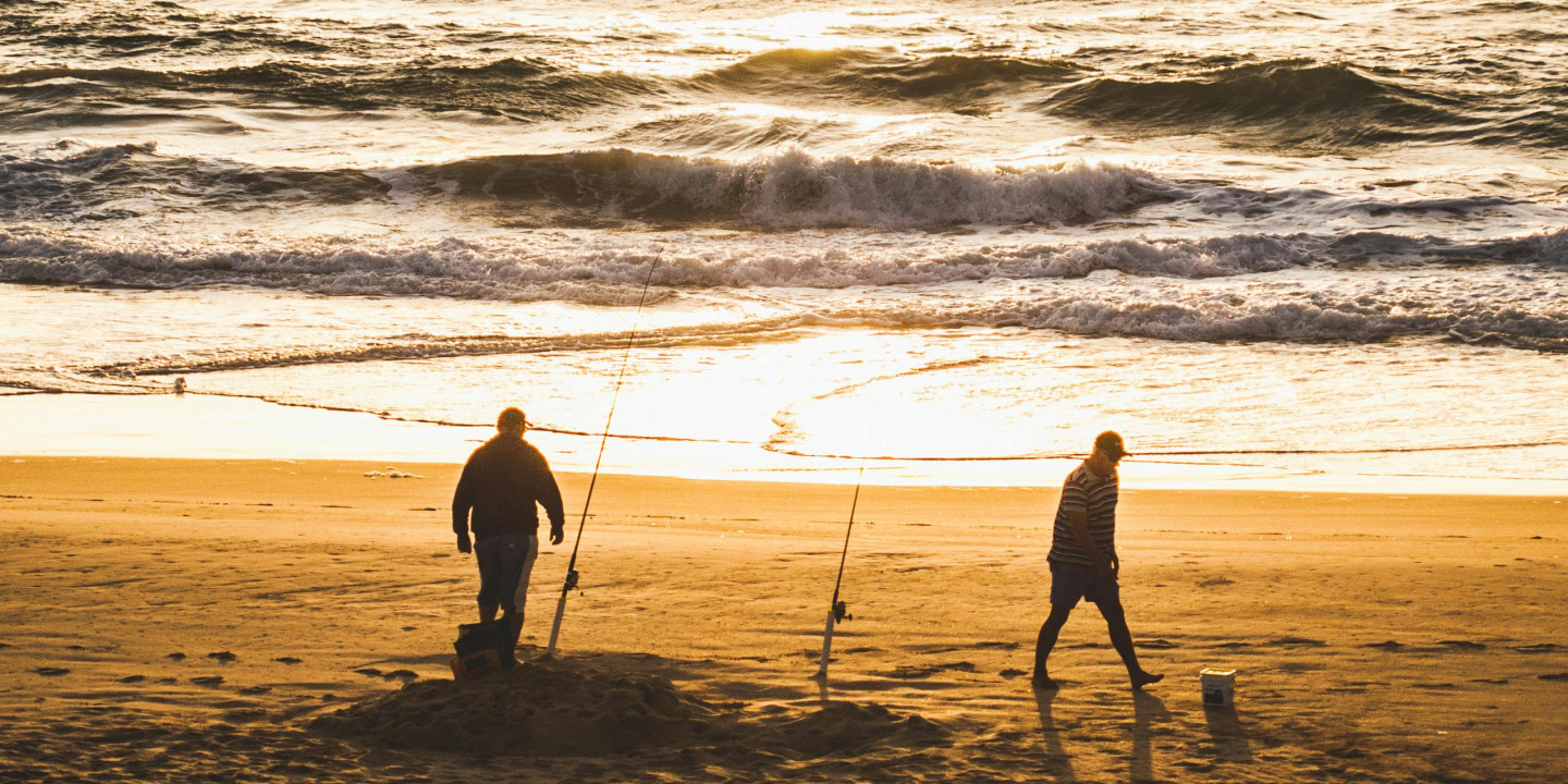 Pêche sur plage en Bretagne à Plouescat.jpg