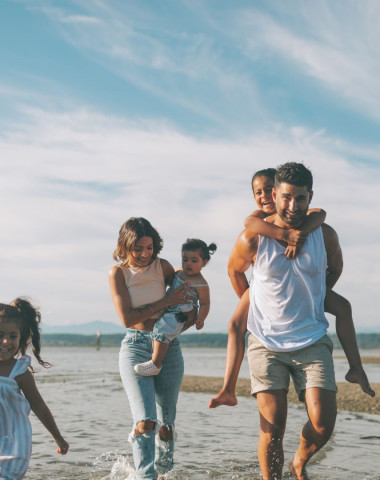 Famille à la plage Camping Baie de Saint Pol.jpg