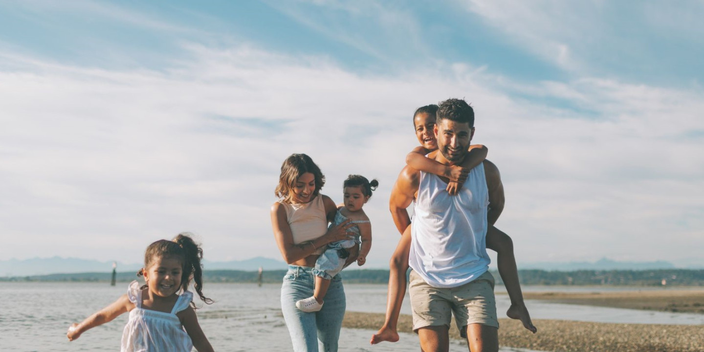 Famille à la plage Camping Baie de Saint Pol.jpg